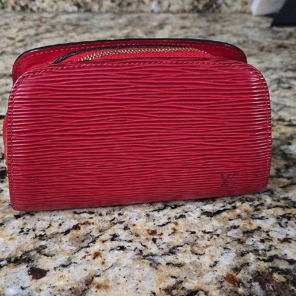 * Like New * Louis Vuitton Epi Dauphine PM Clutch - Picture 1 of 9